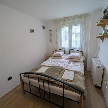 Nádor Lak *